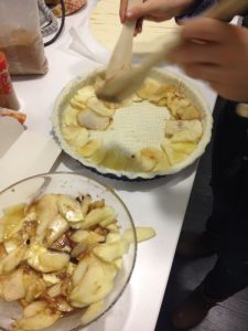 Añadiendo las manzanas al hojaldre para nuestra tarta de manzana