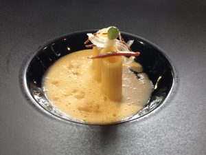 Pasta en salazón de anchoas, con queso de Varé, pesto y nueces tiernas