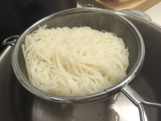 Una vez que tenemos el punto de cocción deseado, escurrimos los noodles.
